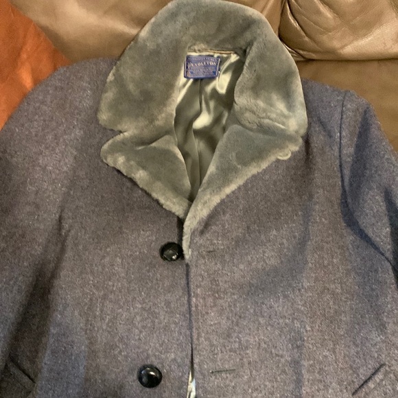 PendletonExcellent condition 100% Pure Virgin Wool fully lined grey collar